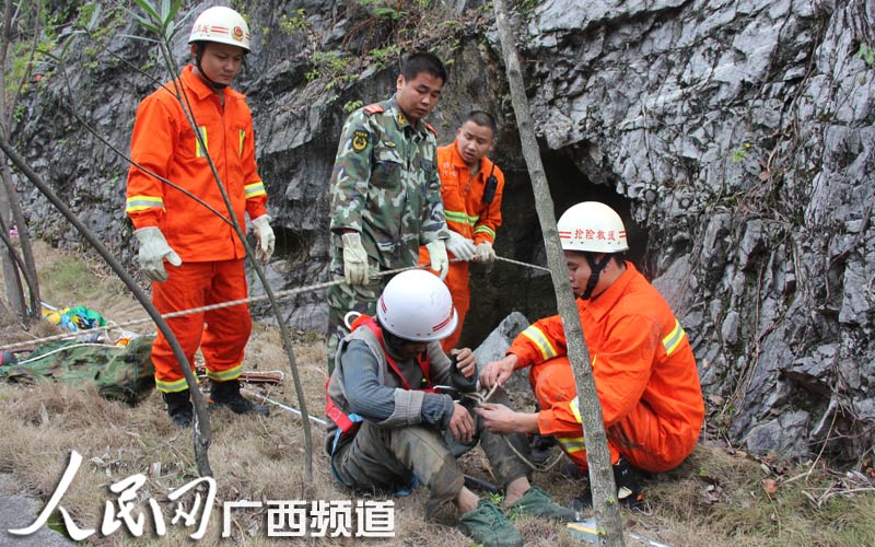 广西男子坠深洞9天吃垃圾求生