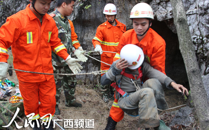 广西男子坠深洞9天吃垃圾求生