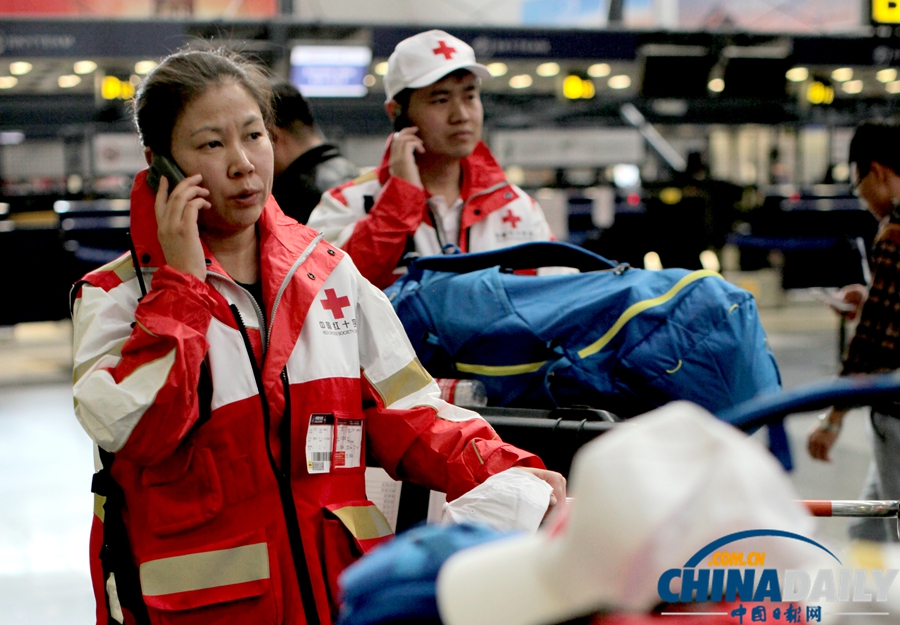 首批17名中国救援队队员赴菲灾区