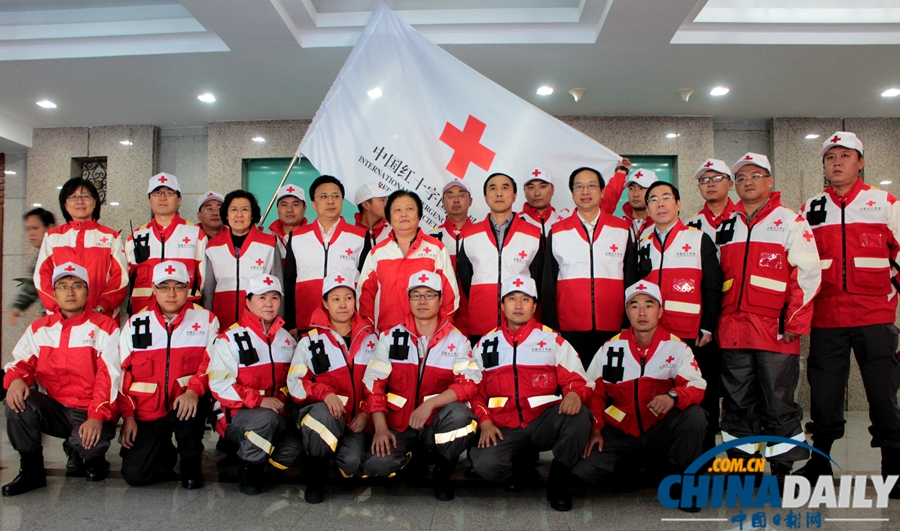 首批17名中国救援队队员赴菲灾区