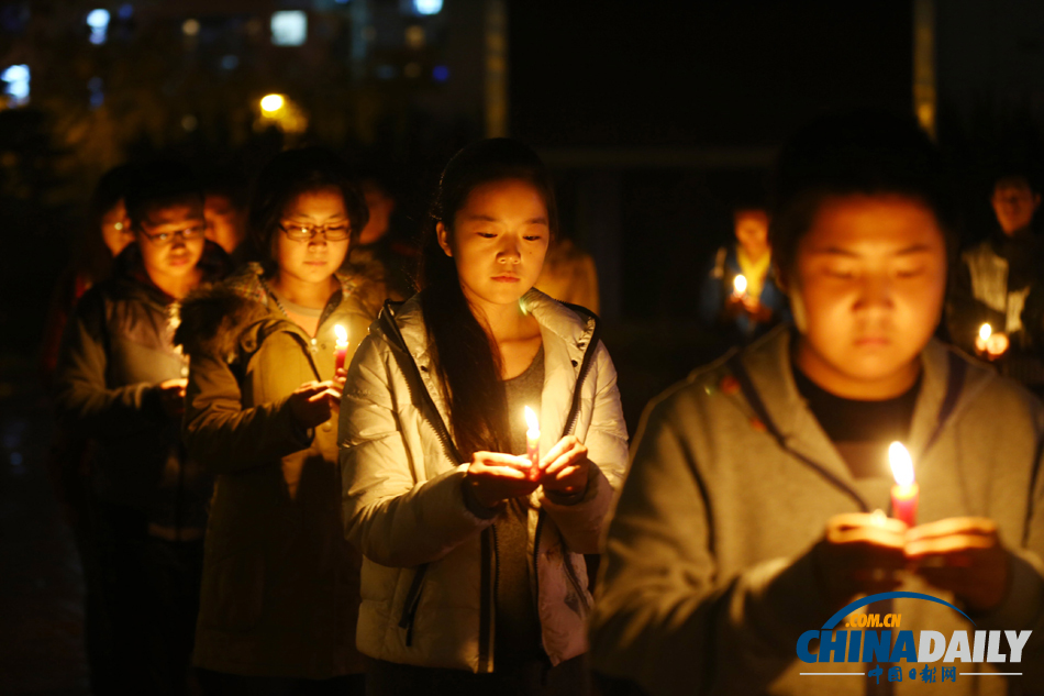 大学生为中石化黄潍输油管线爆燃事故遇难者默哀