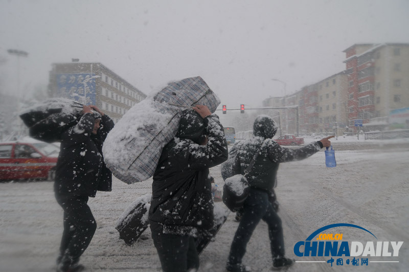 黑龙江牡丹江遭受暴雪袭击