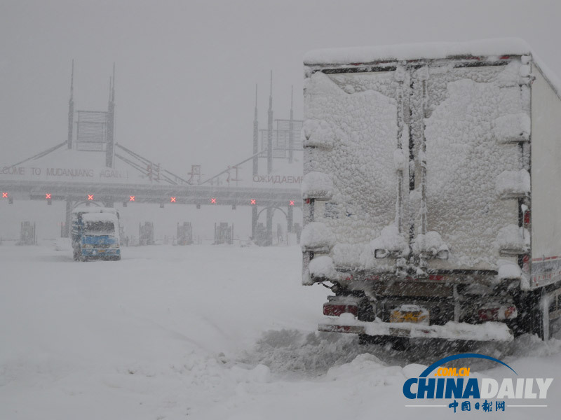 黑龙江牡丹江遭受暴雪袭击