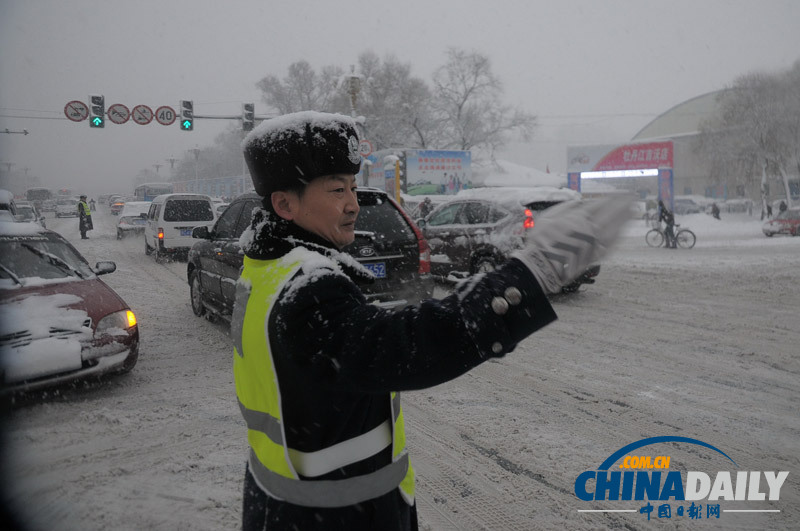 黑龙江牡丹江遭受暴雪袭击