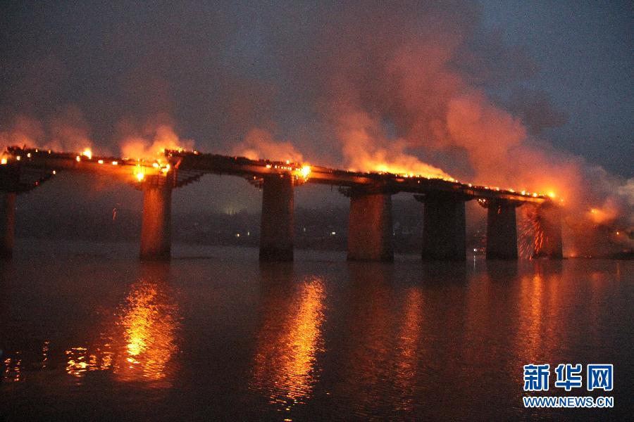重庆黔江“亚洲第一廊桥”发生火灾　桥面木质建筑被烧毁