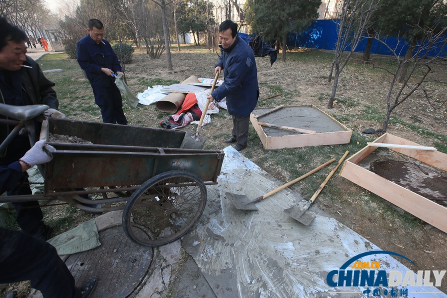 北京执法人员对多处井底“蜗居地”封井