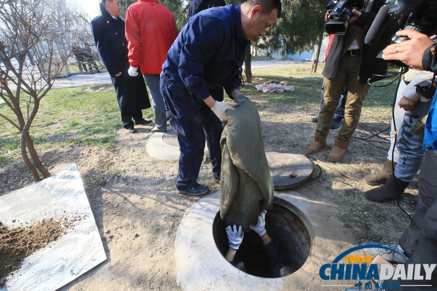 北京执法人员对多处井底“蜗居地”封井