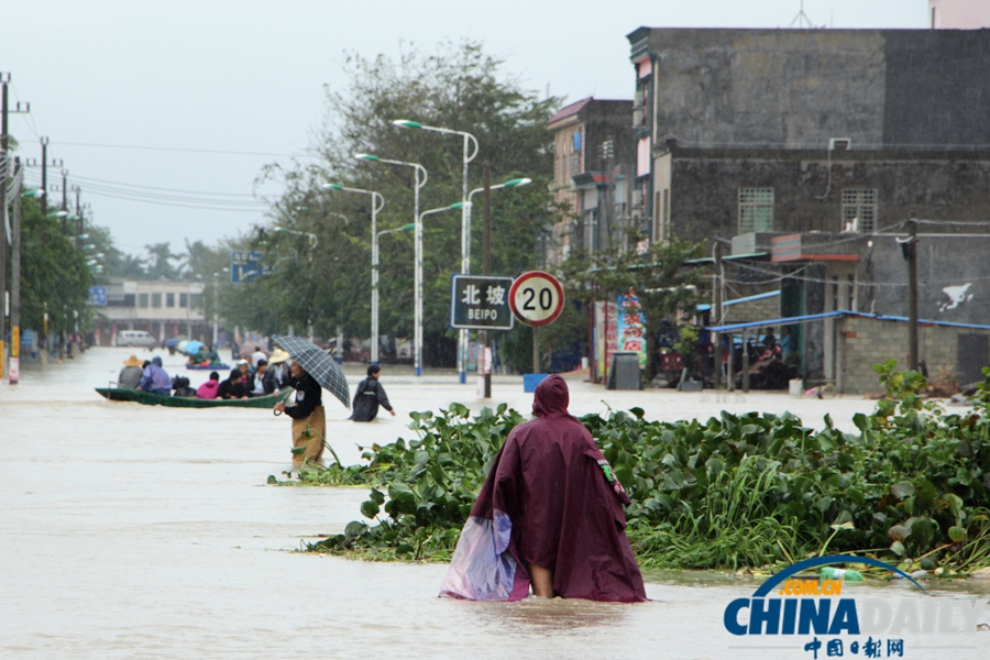 海南万宁：普降暴雨紧急转移民众