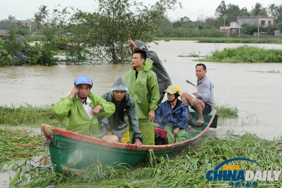 海南万宁：普降暴雨紧急转移民众