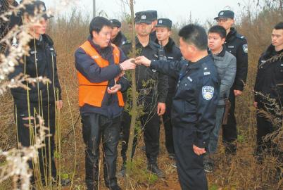 打草把孩子打进水池 怕没钱治干脆敲死