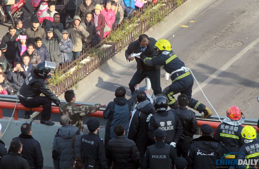 杭州闹市区男子手持尖刀跳高架桥 消警联手营救
