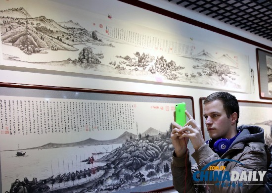 古稀老人举办“最爱秦皇岛”国画艺术展(组图)