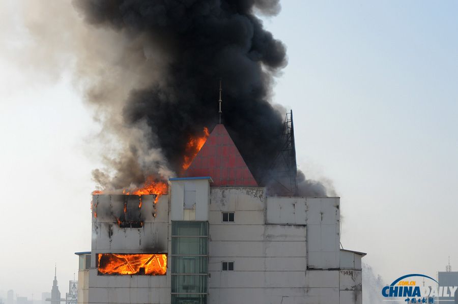 兰州高层大厦发生火灾172名消防员扑救 伤亡不明
