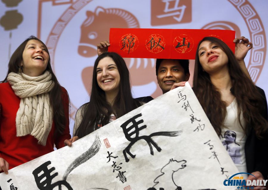 中外师生写“马”字包饺子 共迎中国年