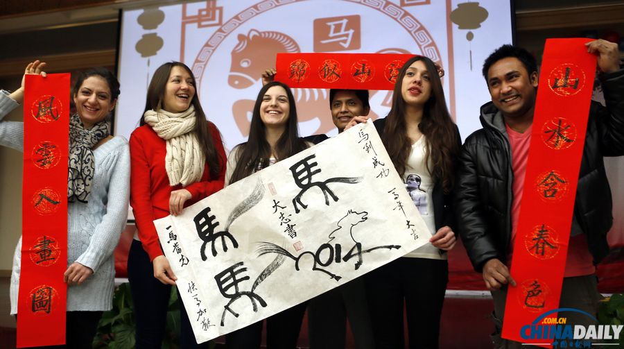 中外师生写“马”字包饺子 共迎中国年
