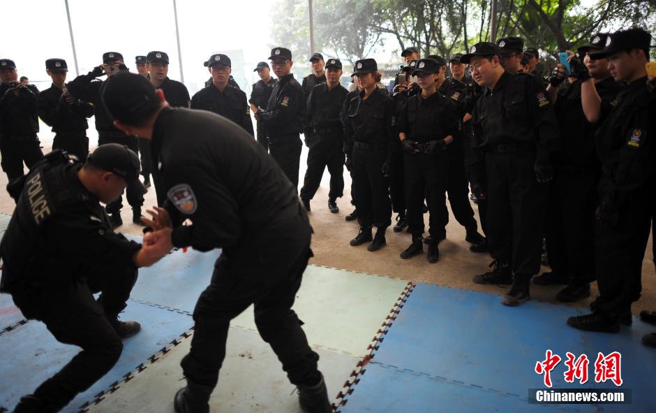 重庆女网友入驻警队学防狼术