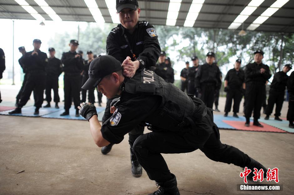 重庆女网友入驻警队学防狼术