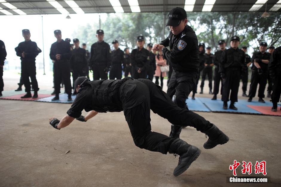 重庆女网友入驻警队学防狼术