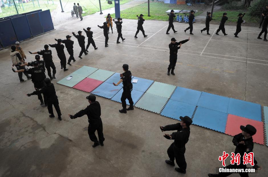 重庆女网友入驻警队学防狼术