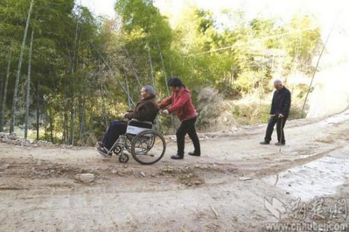 女教师用轮椅推家人上课堂