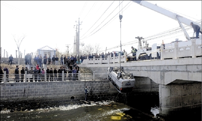 面包翻入河沟 过路城管施救