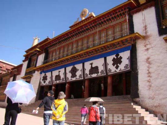 强巴林寺：康区最大的格鲁派寺庙