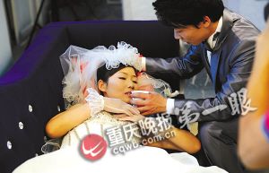 24岁女子癌症晚期 拍婚纱照与丈夫家人告别