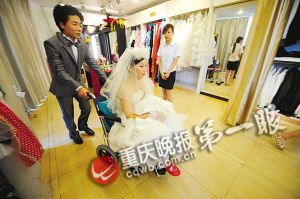 24岁女子癌症晚期 拍婚纱照与丈夫家人告别