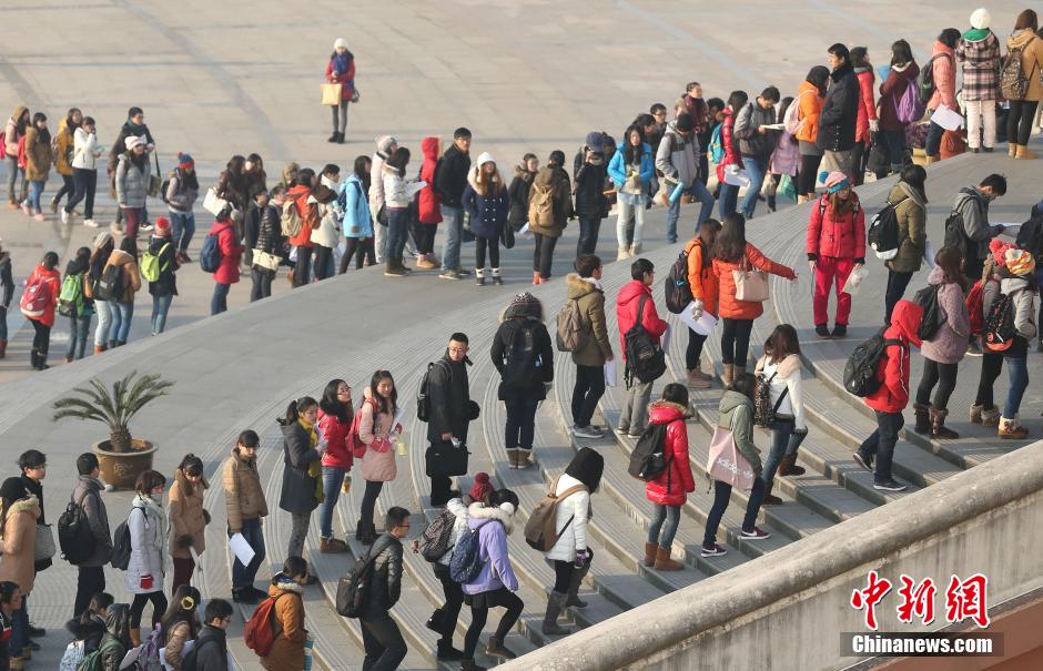 南京一高校大学生排队上图书馆 场面堪比春运