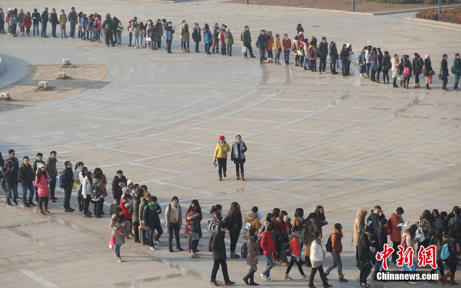 南京一高校大学生排队上图书馆 场面堪比春运