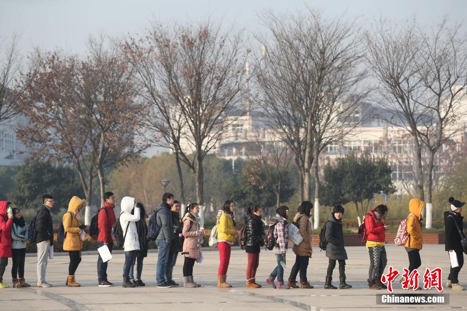 南京一高校大学生排队上图书馆 场面堪比春运