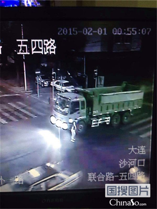 大连一男子凌晨马路上裸奔 逼停大货吓跑出租车