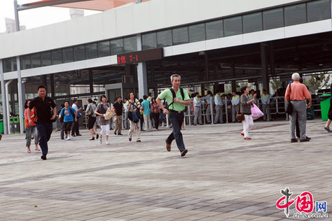 上海世博会奔跑“搏位”成一景 [组图]