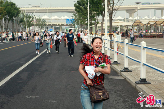 上海世博会奔跑“搏位”成一景 [组图]