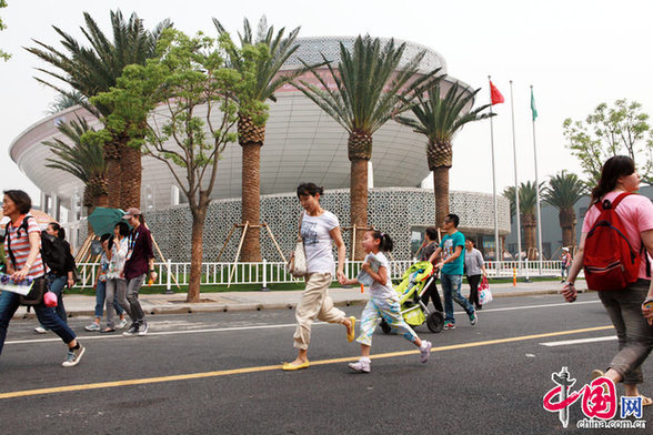 上海世博会奔跑“搏位”成一景 [组图]