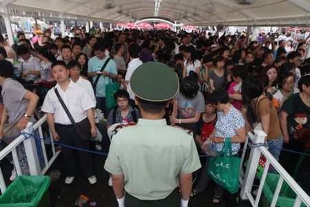 沙特馆排队由武警带队前进 防止因拥挤而摔倒(图)