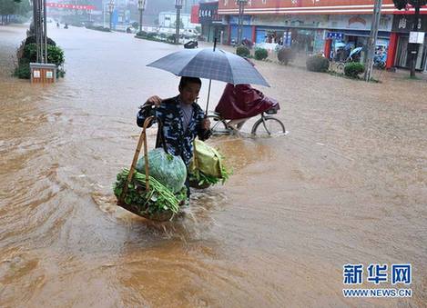 南方多省遭第二轮暴雨袭击 部分城市被洪水围困