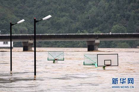 南方多省遭第二轮暴雨袭击 部分城市被洪水围困