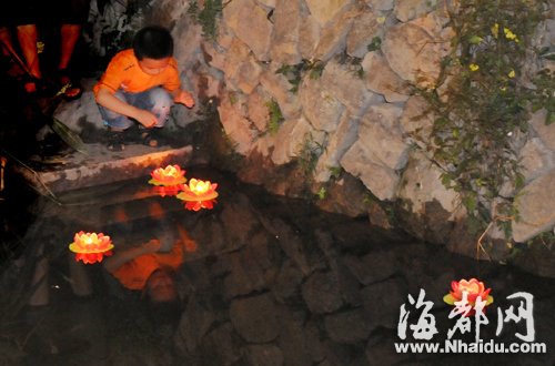 三坊七巷举行中秋祭月活动 福州话诵古诗(图)