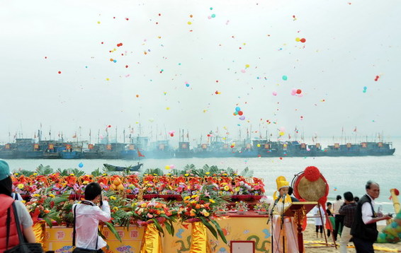 福建莆田：海峡两岸万人海上祭妈祖