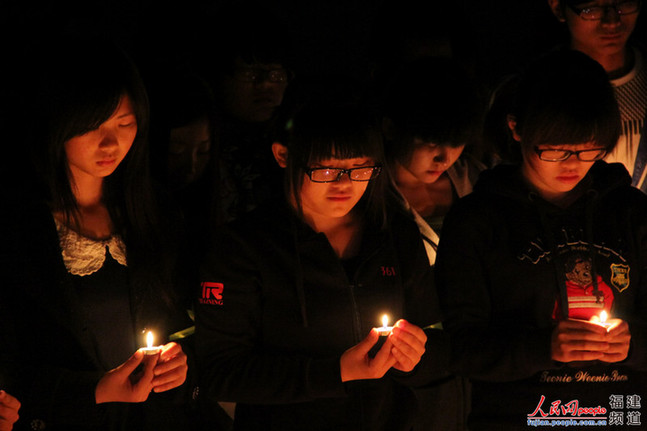 福州高校为雅安祈福：“四川雄起！雅安不哭！”