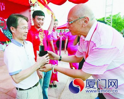 巅峰对决“黑马”夺冠 海峡两岸龙舟赛圆满落幕