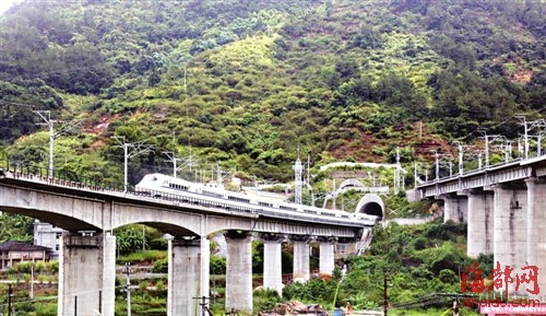 最美高铁隐在青山绿水间 向莆铁路穿越七大名胜景区