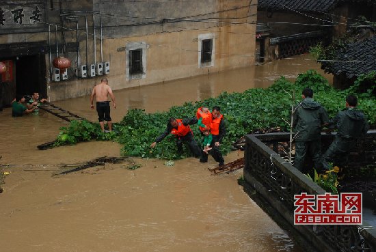 “天兔”发威多地被淹 消防员脸盆当船救出婴儿