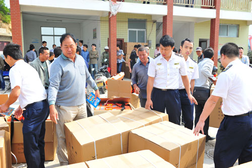 福建海事局向沿海渡口渡船免费赠送救生衣