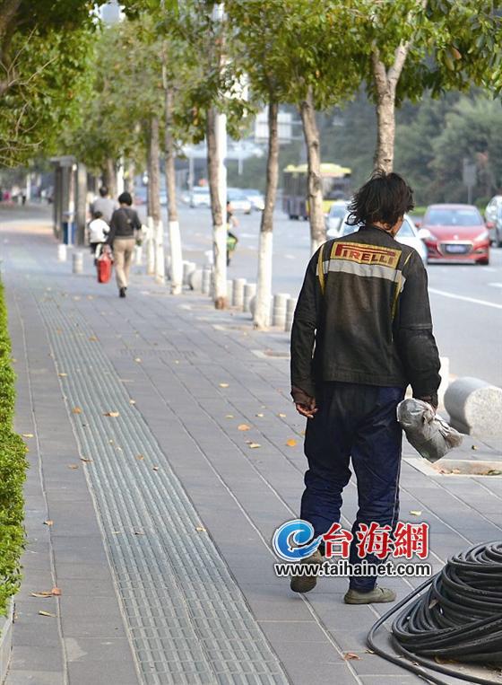 和通路附近一流浪汉常常骚扰路人 一把熊抱吓哭美女