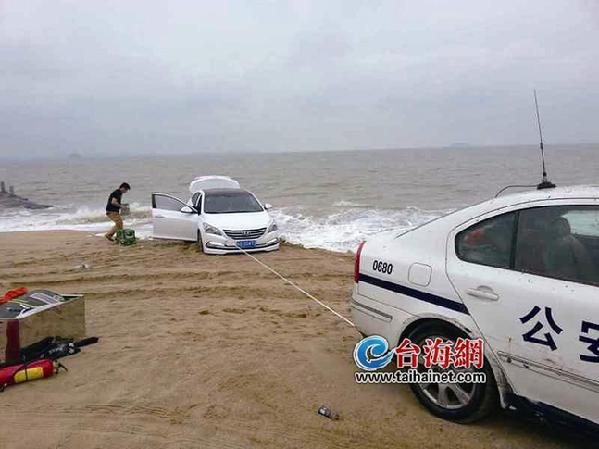 厦门一任性游客为看风景开车进沙滩 警车被