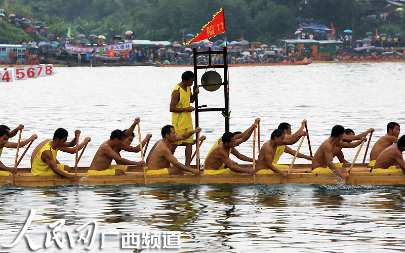 高清组图：广西融安“群龙竞渡闹融江”