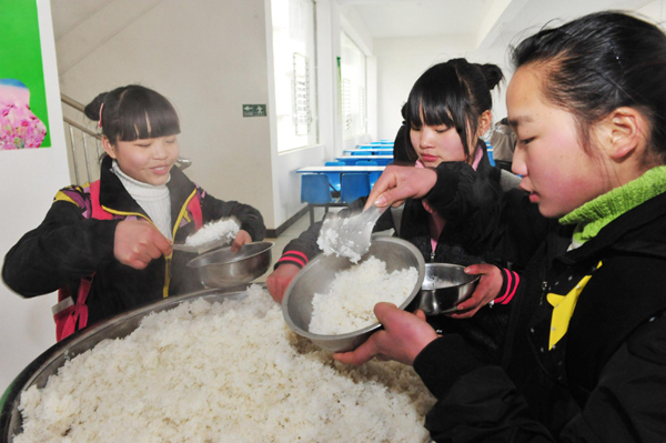 贵州贫困山区学生吃上“免费午餐”