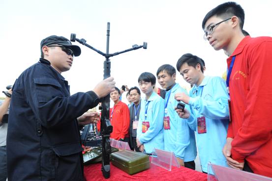 贵州：民众进警营感受公安生活